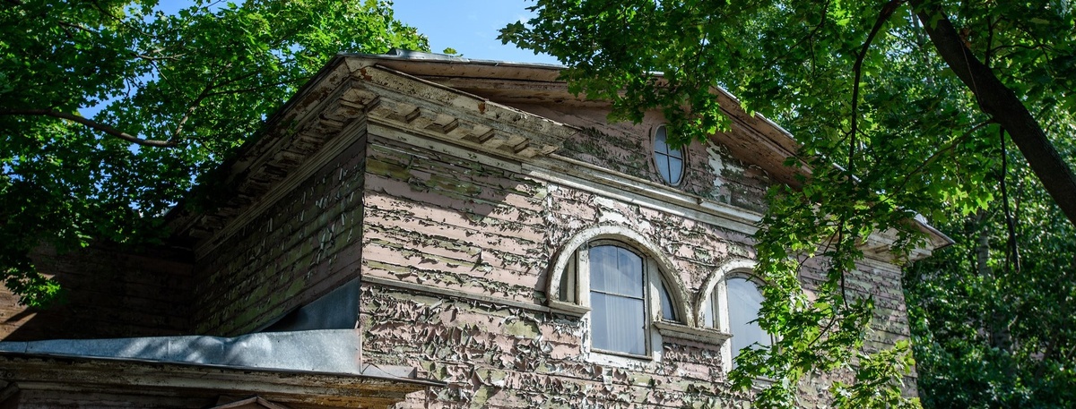    Особняк Э.Э Бремме на Васильевском острове в Петербурге до реставрации, архивное фото. Автор фото: Сергей Ермохин / "Деловой Петербург"