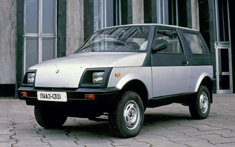    ЛуАЗ-1301 первой опытной серии, уже с измененным кузовом и уменьшенными колесами, 1989 г.