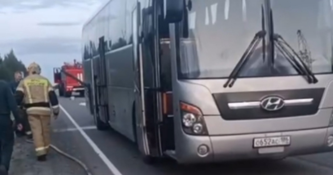    На автотрассе в Югре загорелся пассажирский автобус