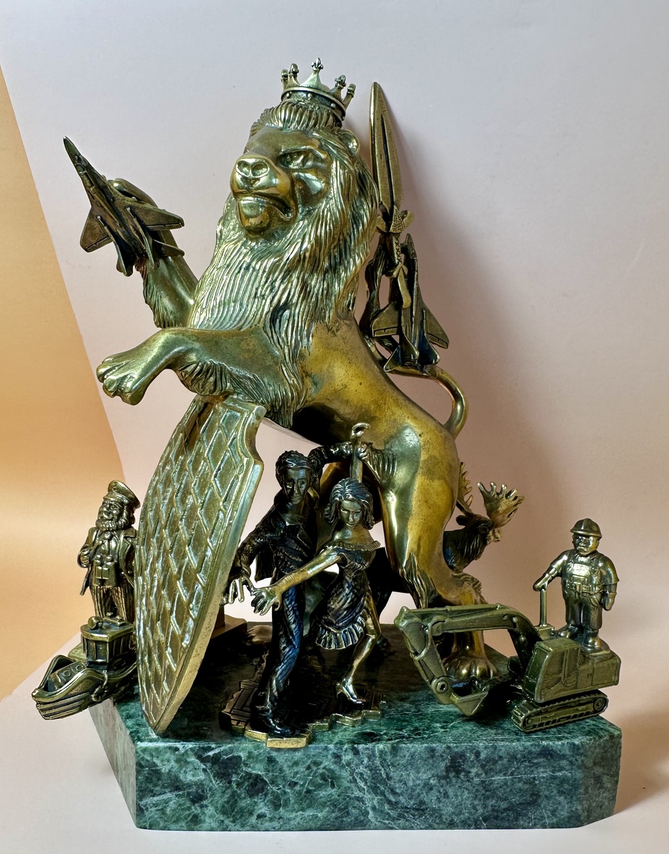 Композиция, высота 17 см. Фигуры и конструктивные элементы - бронза. латунь. Постамент - змеевик