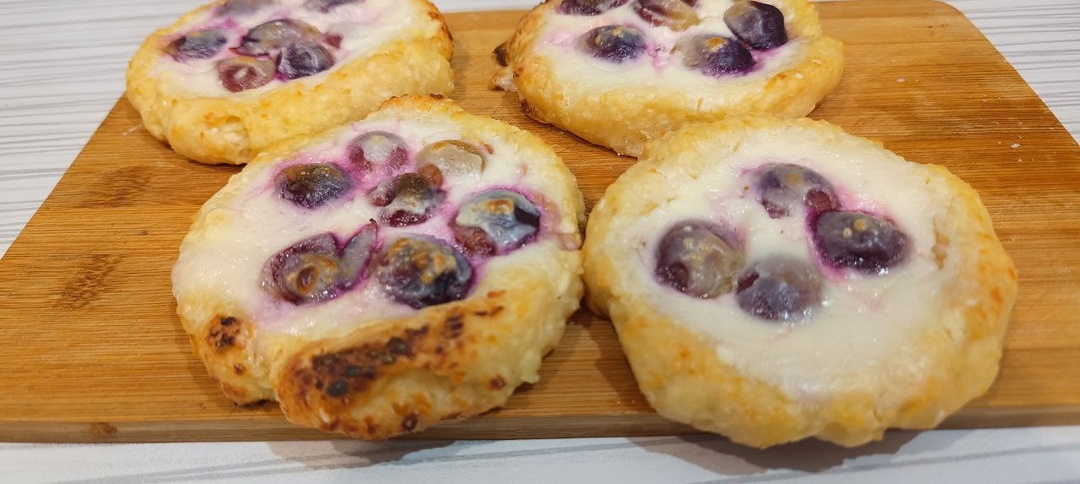 🍇Творожные лодочки с виноградом и сладкой сметаной. Проще некуда!