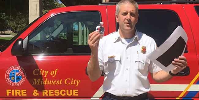 Американским пожарным явно понравилось позировать на видео с бутылкой воды и куском бумаги today.com