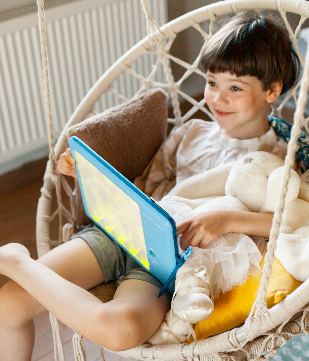 Talky Pro — двусторонний планшет для рисования и творчества. Поддерживает аудиокарточки с афлавитом, словами на двух языках и сказки.  ТМ Lumicube