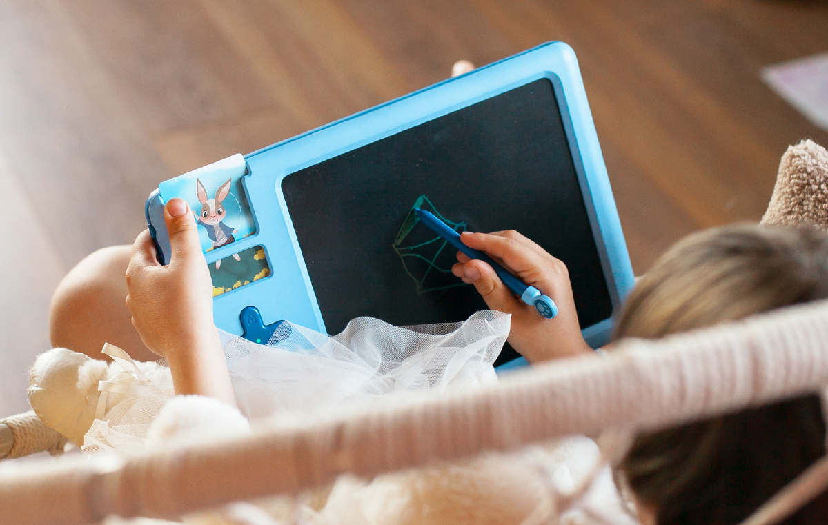 Если ребёнок тянется к стенам, скажите:
«Стены у нас не для рисования, но у меня есть кое-что круче!»