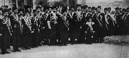 Искандар-хан и Персидская казачья бригада с Ахмад-шахом Каджаром, Тегеран, 1909 г. Эта широко известная фотография была опубликована в книге американского экономического советника Моргана Шустера The Strangling of Persia («Удушение Персии») с подписью: «Русские и персидские офицеры печально известной „Казачьей бригады“. Это был один из главных инструментов российского влияния и угнетения в Персии»

Источник: Yaghoubian D. N. Ethnicity, identity, and the development of nationalism in Iran. – Syracuse University Press, 2014.