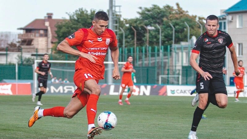    Иван Селеменев принёс команде победу, исполнив штрафной удар в ворота соперников Фото: ФК «Машук-КМВ»