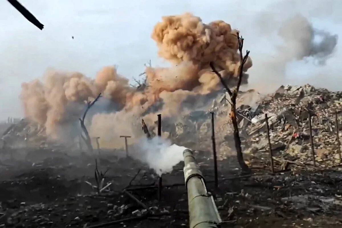    Первые удары стали наноситься еще накануне днем — русская армия выжигала позиции киевского режима в Сумах.