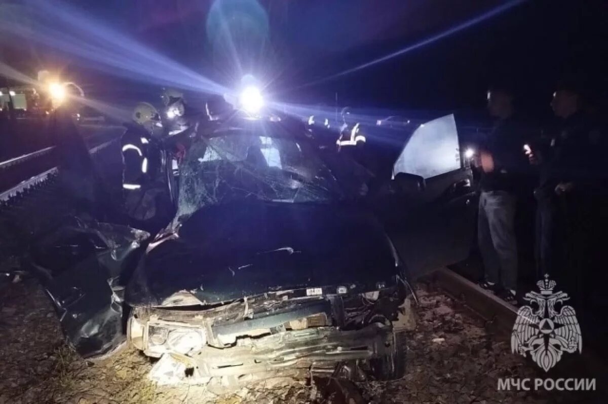    В Оренбуржье на железнодорожном переезде произошло столкновение тепловоза и легкового автомобиля.