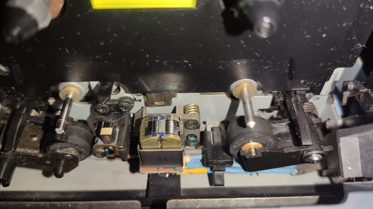 SONY K222ESJ : синенькие сопливенькие штучки по бокам блока головок это фирменный падлифтер от SONY