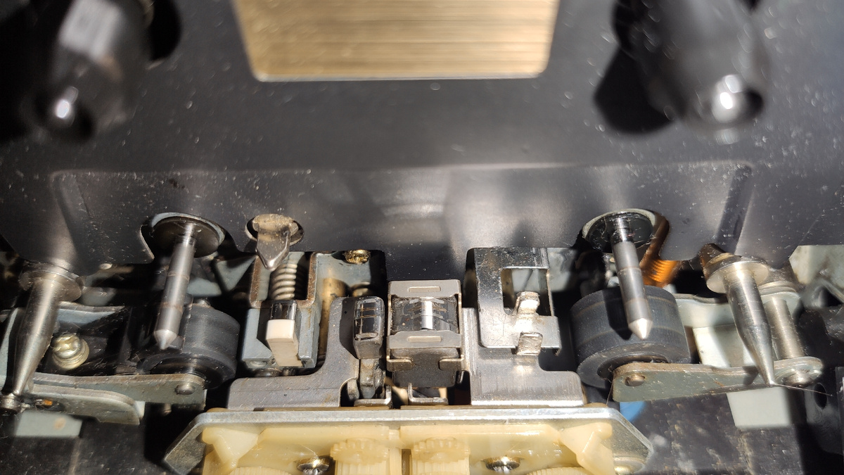 Nakamichi BX-300E : у настоящего падлифтера металлические скобы, которые отжимают подушку кассеты полностью!