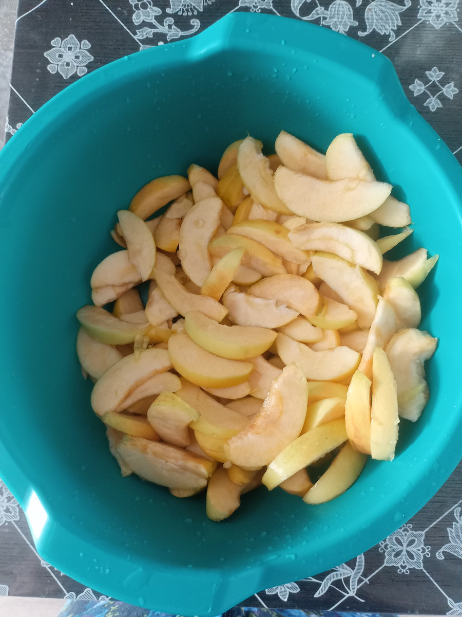 Нарезали яблоки.