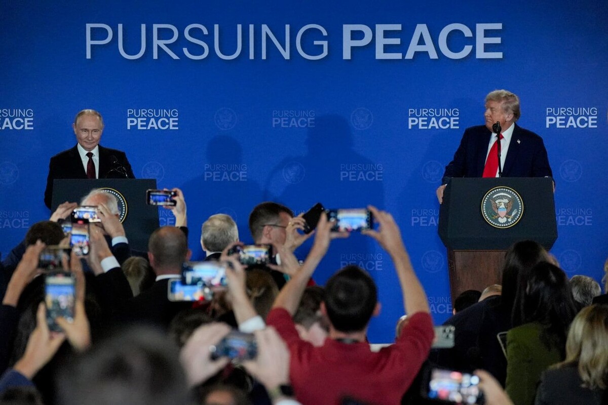    Президент России Владимир Путин и президент США Дональд Трамп / Источник: © ИЗВЕСТИЯ/Андрей Эрштрем