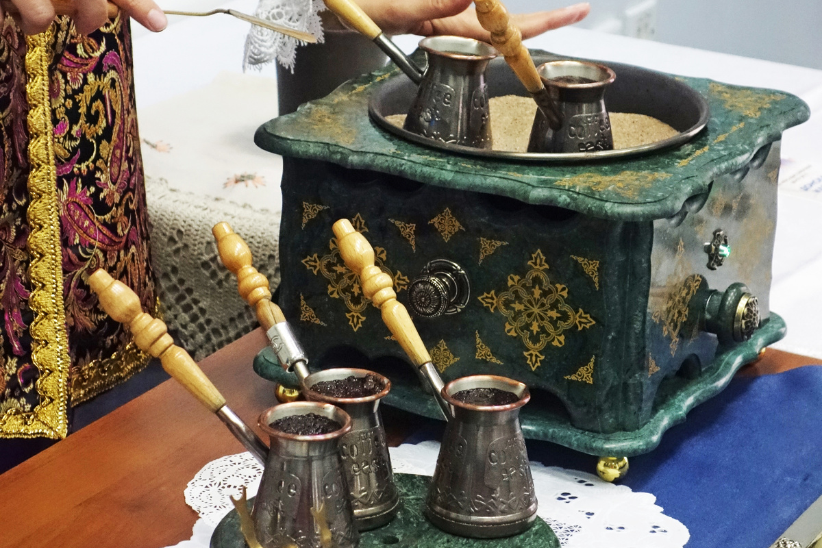 Приезжаешь в музей «Донская казачья гвардия» в Ростове-на-Дону, а там тебе предлагают кофейную церемонию, а к кофе подают селёдку. Правда, неожиданно? Фото автора.