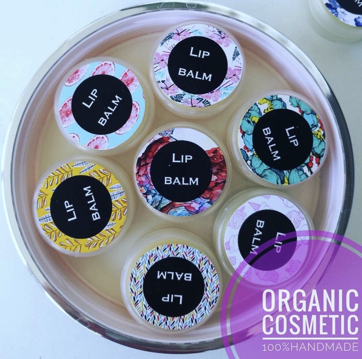 Описание в соцсети - Бомбические бальзамчики для губ. После использования ваши губки становятся мягкими и ухоженными. В составе только натуральные компоненты- воски, масла и витамины. Бальзамы имеют различные запахи, также есть и без запаха.