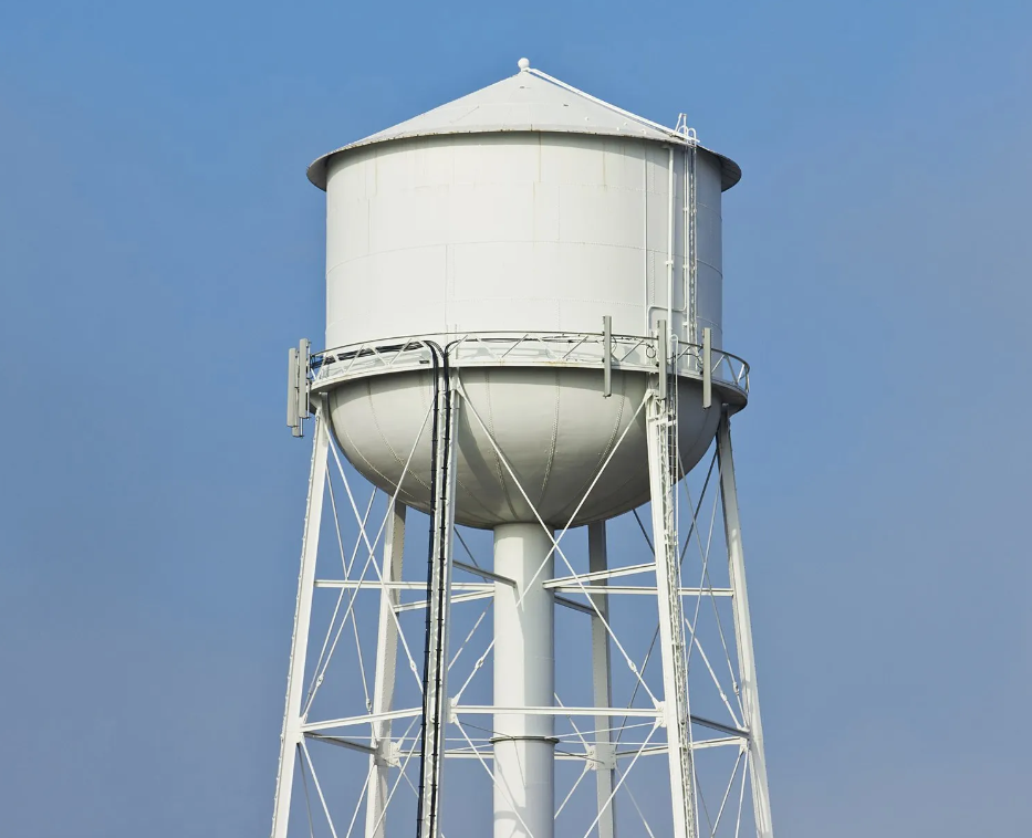 Покраска водонапорной башни промышленными альпинистами