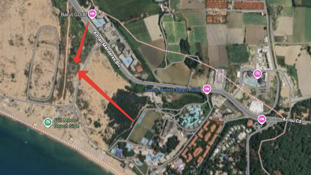 Фото карты google maps. Стрелками отмечены пути к локации из отелей Barut Goia 5* и Sueno Hotels Beach Side 5*. Время в пути пешком составит 5-10 минут