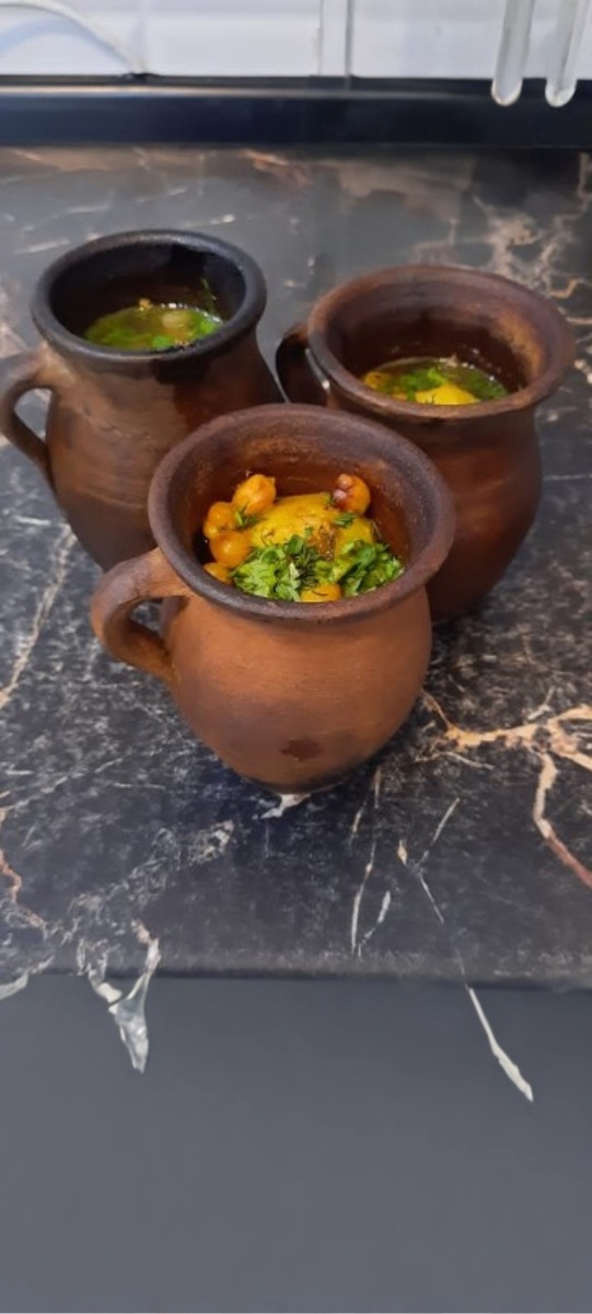 Пити — традиционное азербайджанское блюдо, представляющее собой густой суп, приготовленный из баранины, гороха нут, картофеля и специй. Пити традиционно готовится в глиняных горшочках, которые позволяют сохранить аромат и вкус всех ингредиентов.

Ингредиенты:

Баранина (грудинка или ребрышки) — 500 г
Горох нут — 100 г
Картофель — 2 шт.
Лук репчатый — 1 шт.
Чеснок — 2 зубчика
Масло сливочное — 20 г
Специи (лавровый лист, зира, кориандр, соль, перец)
Вода

Способ приготовления:

Подготовка продуктов:

Замочите горох нут заранее на ночь.
Нарежьте мясо крупными кусочками.
Очистите картофель и лук.
Приготовление:

Разогрейте духовку до 180°C.
В глиняный горшочек положите кусочки мяса, сверху добавьте замоченный горох нут.
Добавьте нарезанный картофель и лук.
Положите лавровый лист, специи и чеснок.
Залейте водой так, чтобы покрыть все ингредиенты.
Закройте горшочек крышкой и поставьте в разогретую духовку на 2-3 часа.
Подавайте горячим, посыпав свежей зеленью.

Приятного аппетита!