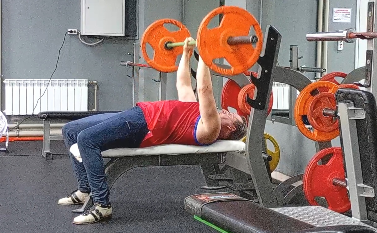 Жим лёжа узким хватом - отличное упражнение на трицепс и не только... 