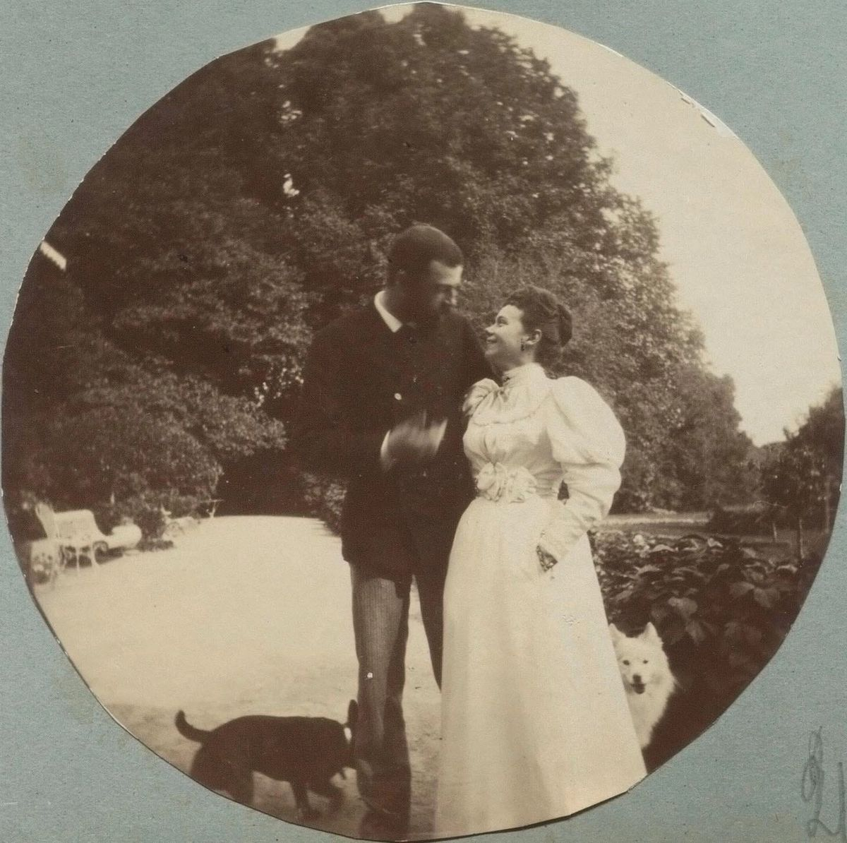 Великая княгиня Ксения с мужем великим князем Александром (Сандро). Это 1895 года, как раз после свадьбы. Фото из интернета