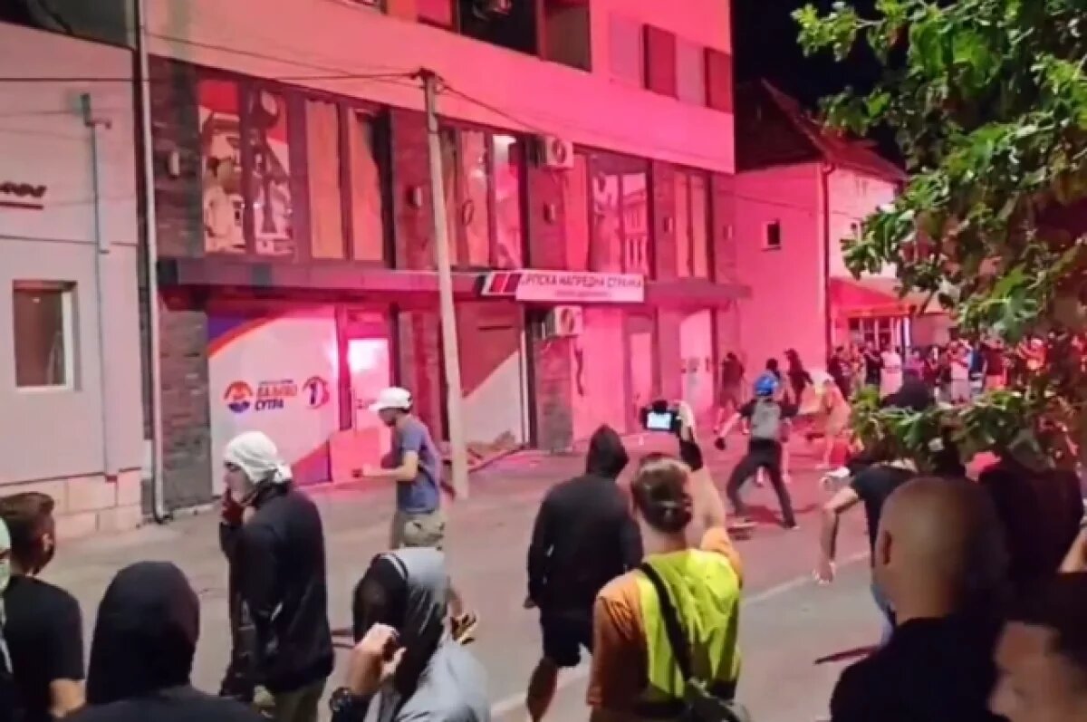    Шесть полицейских пострадали во время ночных протестов в Сербии