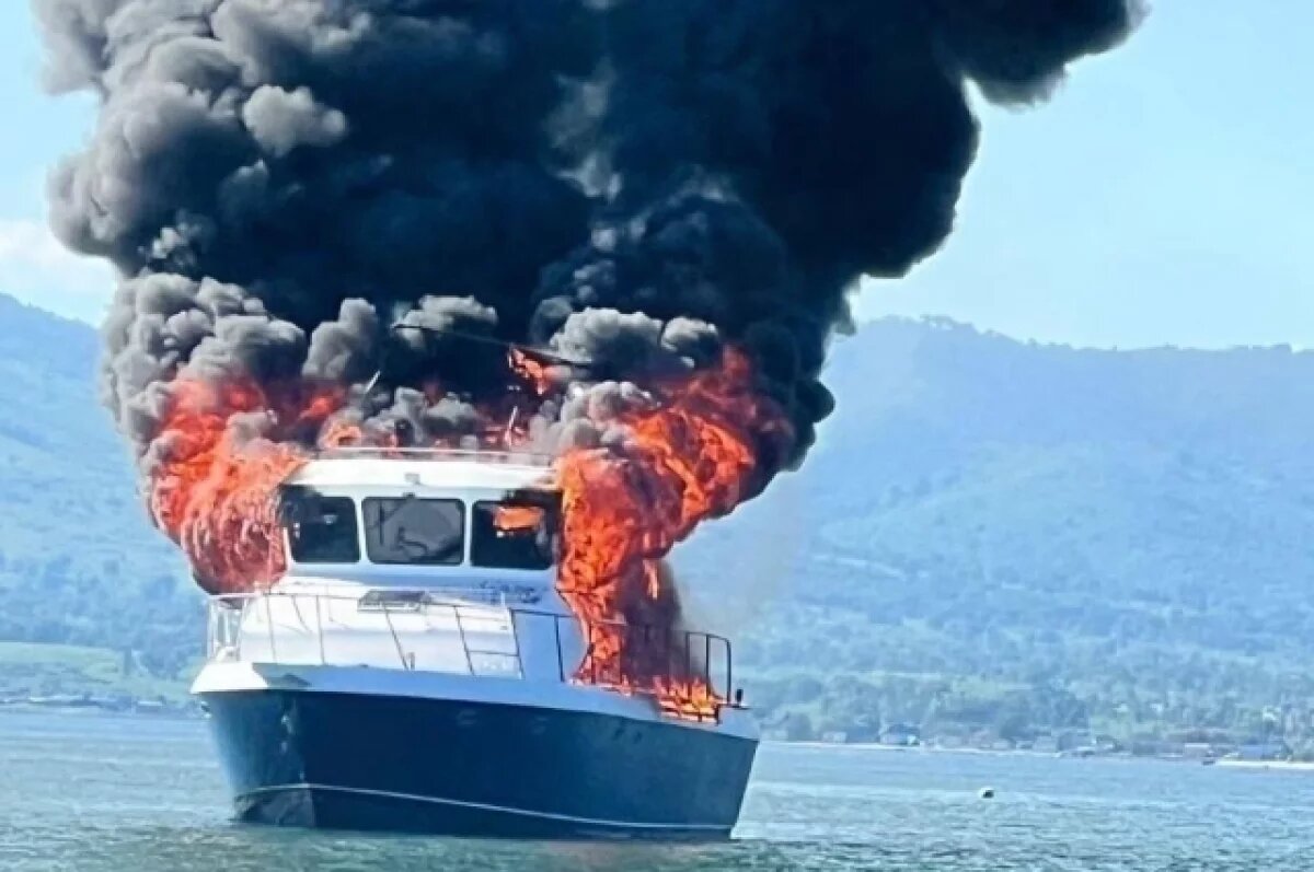    В Приморье загорелся катер с людьми на борту