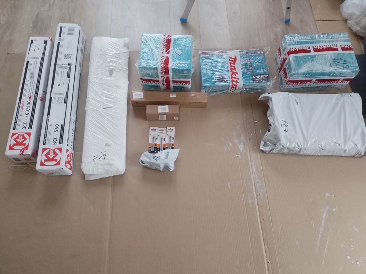 Хватаю нож и по одной вещи аккуратно начинаю распаковку