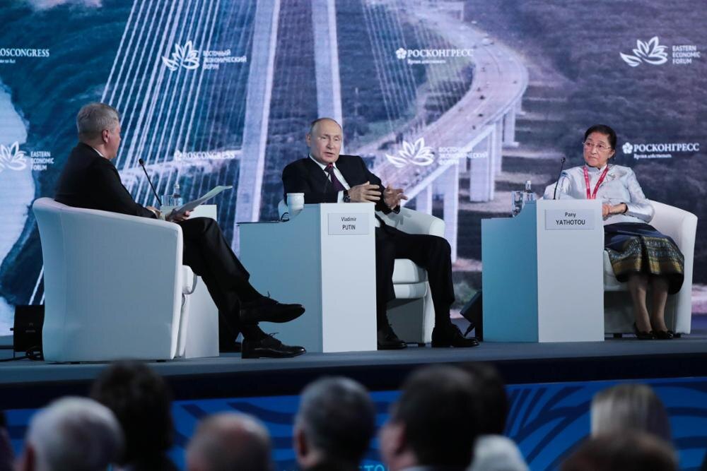ВЭФ 2024 / На фото: Илья Доронов Президент Российской Федерации Владимир Путин Вице-президент Лаоса Пани Ятхоту / Автор: Анатолий Медведь / roscongress.org