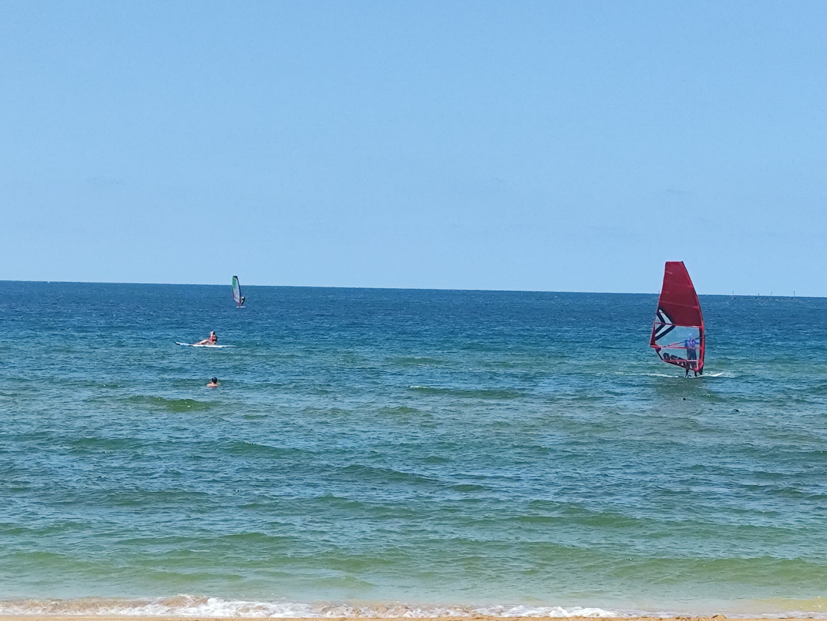 Разгоняет парусники в разные стороны ))) Вот он как раз на отмели стоит...