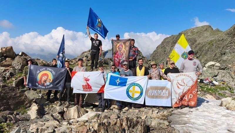    Ставропольские спасатели стали участниками памятного восхождения в Архызе Фото: Telegram-канал администрации города Ставрополя