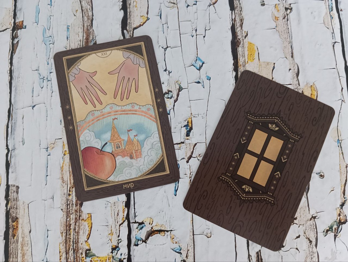 Один из немногих светлых арканов и та самая рубашка-окошко