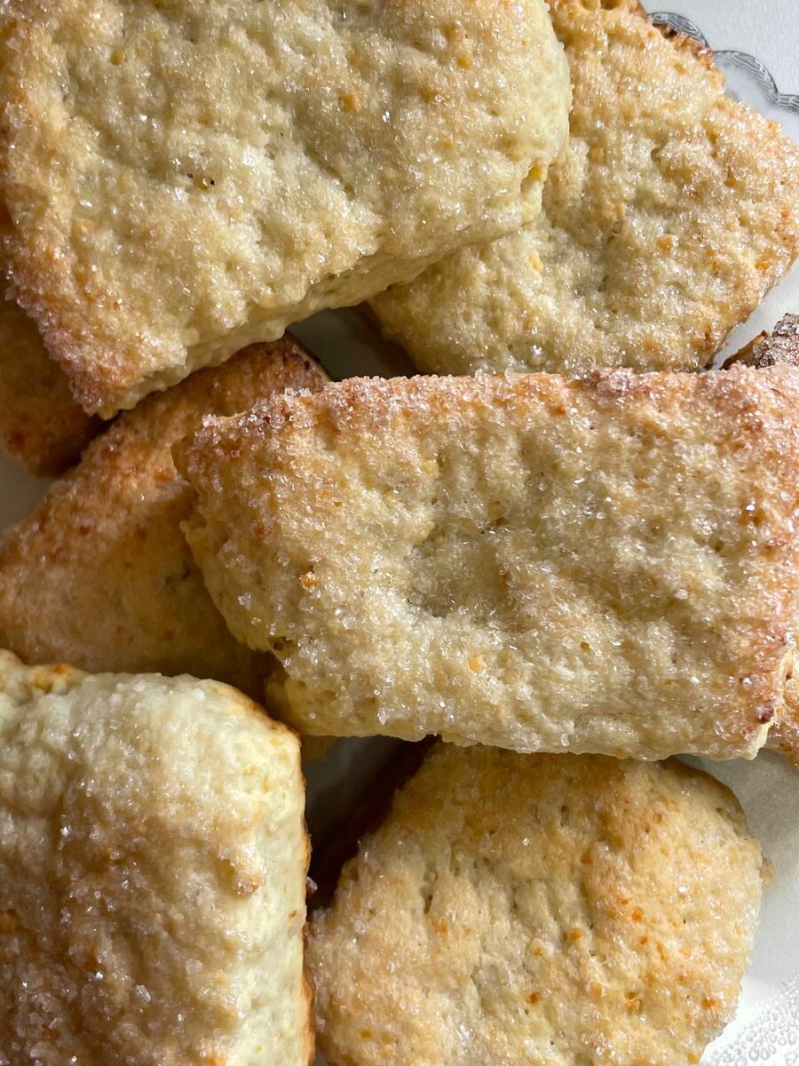 "Творожное печенье без яиц и миксера - хрустящее снаружи и мягкое внутри."