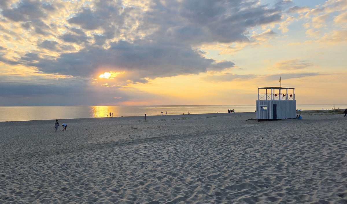 Закаты красивы на любом пляже )