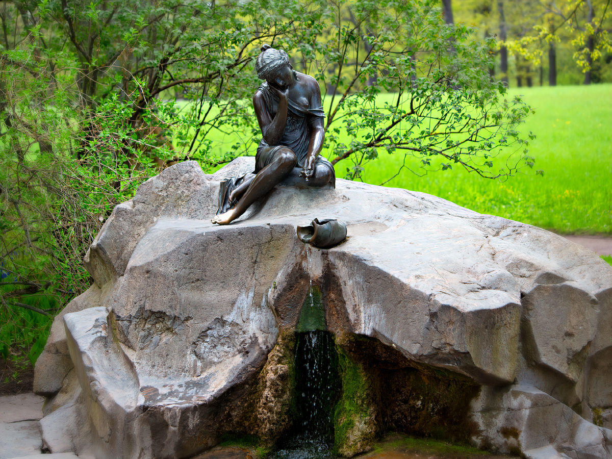 Девушка с кувшином