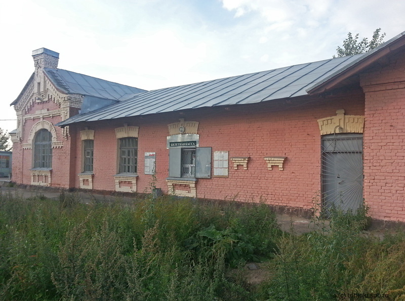 Вокзал  ст.Пискаревка. В часы, когда зал ожидания закрыт, билеты продаются через наружное окно. Фото:сентябрь 2012 г.