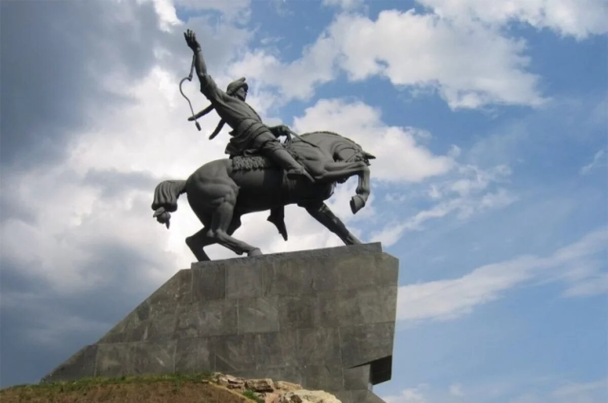    В Уфе при реконструкции памятника Салавату Юлаеву на 4 метра срежут курган