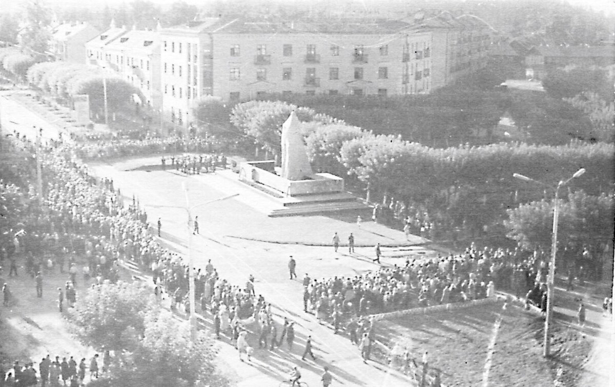 Сентябрь 1971 года. Торжественное открытие старого памятника В.И. Ленину на новом месте — на площади у ДК «Родина». Фото из архива редакции