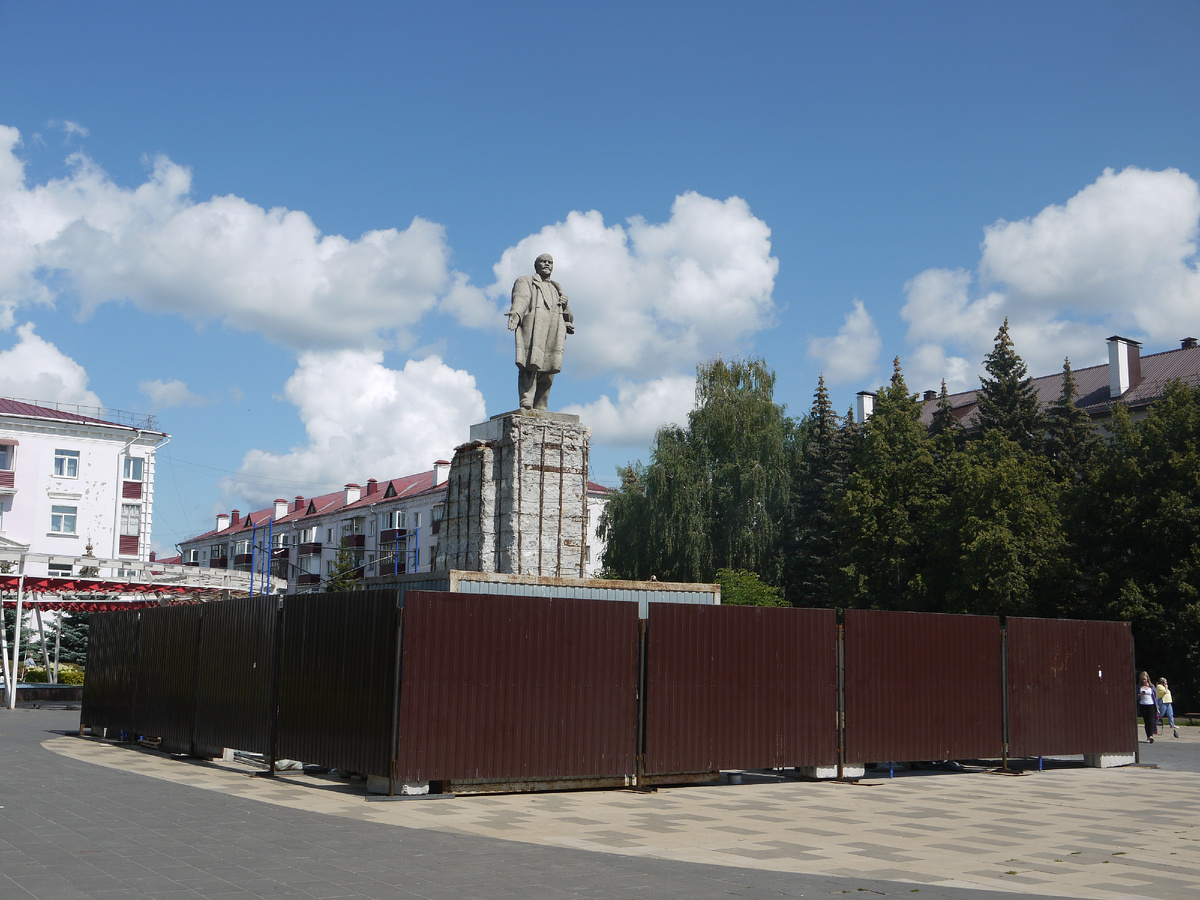 Зеленодольцы давно обращали внимание властей на плачевное состояние основания монумента, и работы по его обновлению начались