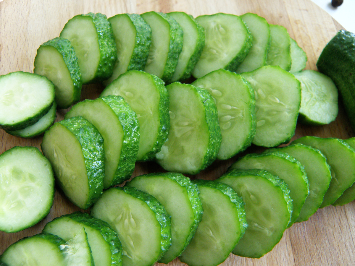 А те, что покрупнее, лучше резать полукольцами.