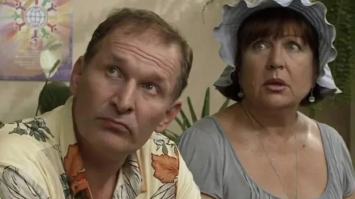 Нам решили оставить только "Сватов" без "шо" - намеков на страну У. 