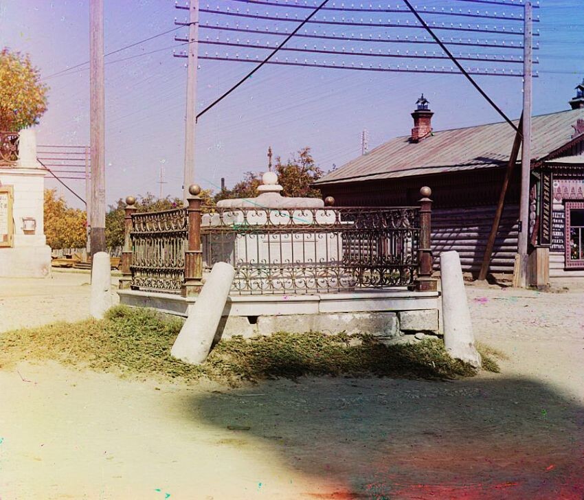 Место бывшего престола временной полковой церкви Екатеринбургского мушкетёрского полка, 1909 г. Автор фото: С. М. Прокудин-Горский