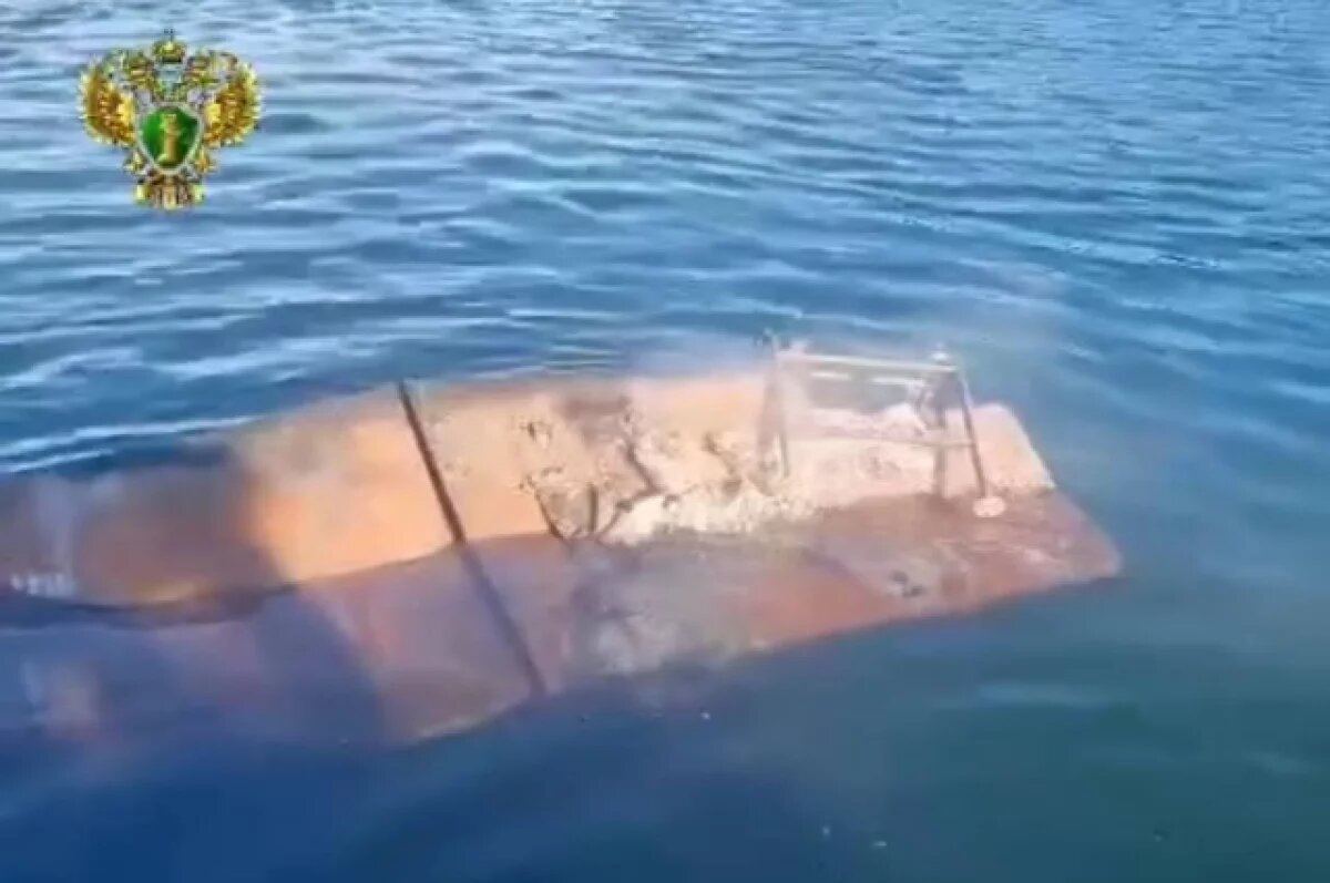    На борту судна в момент происшествия находились четыре человека