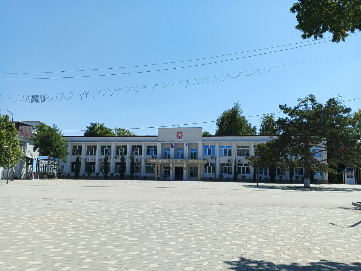 Здание полностью отреставрировано, как и площадь возле администрации. Фото Галины Малышевой.