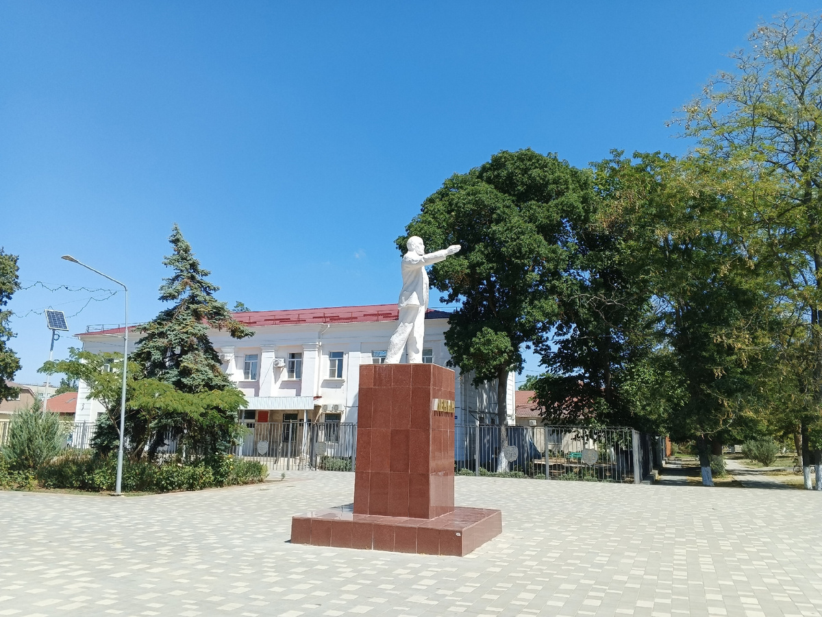 Руководство пгт - там, Владимир Ильич правильно показывает. Фото Галины Малышевой.