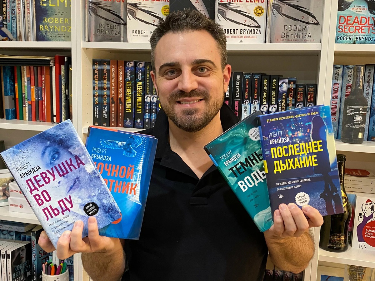 Роберт Брындза со своими книгами. Из открытых источников