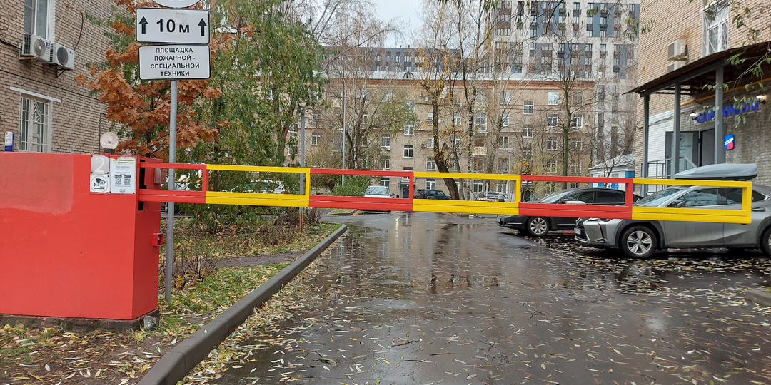 Кто принимает решение об установке шлагбаума на земельном участке, прилегающем к многоквартирному дому - муниципалитет или собственники дома