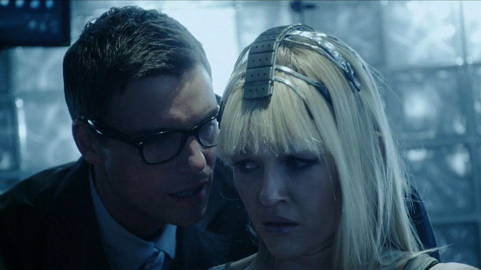 Кто бы мог подумать, что эта девушка - андроид! (с) Кадр из фильма