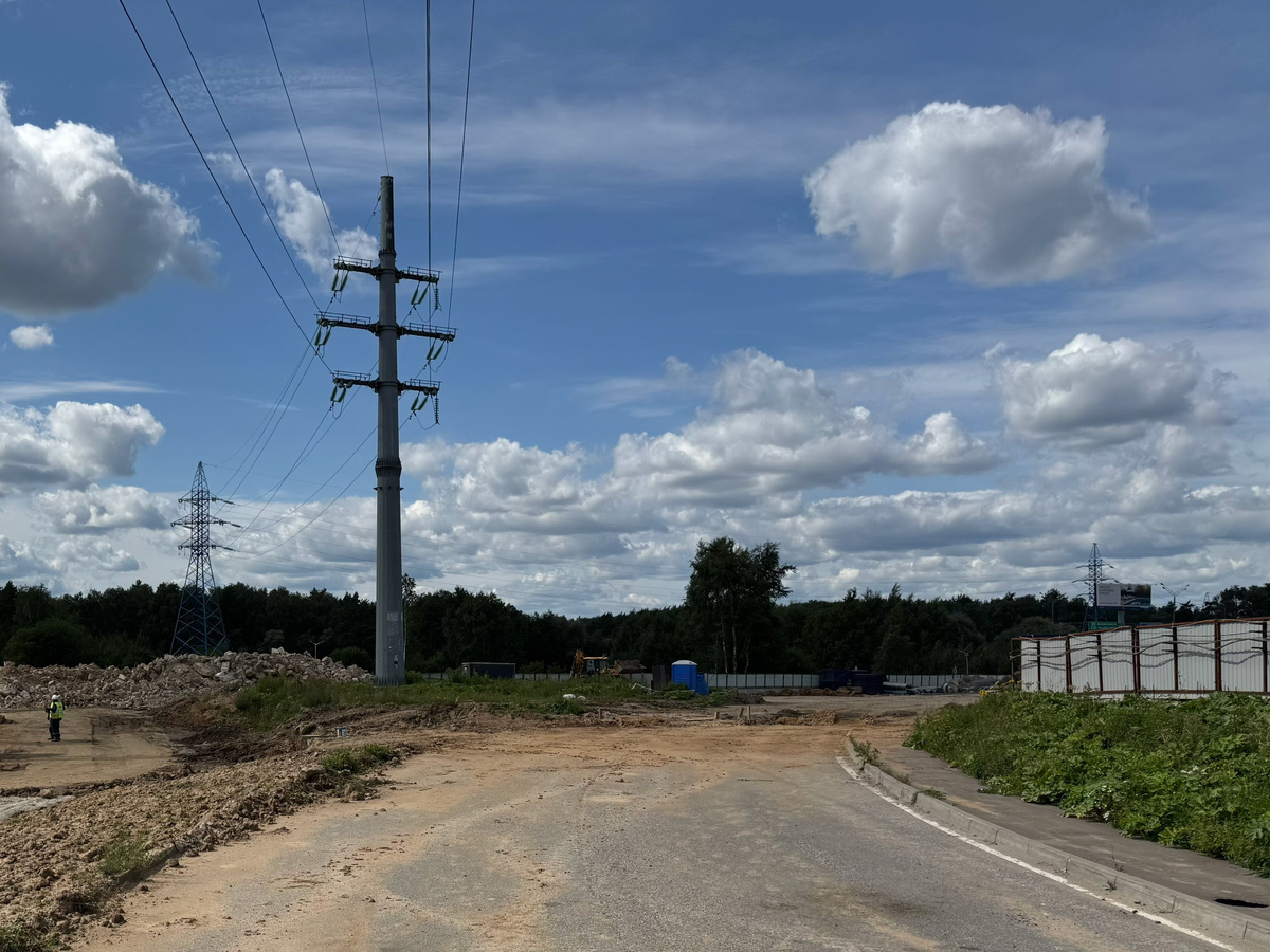 📷 1.1: Стройплощадка расширена, занята проезжая часть перекрытой дороги.