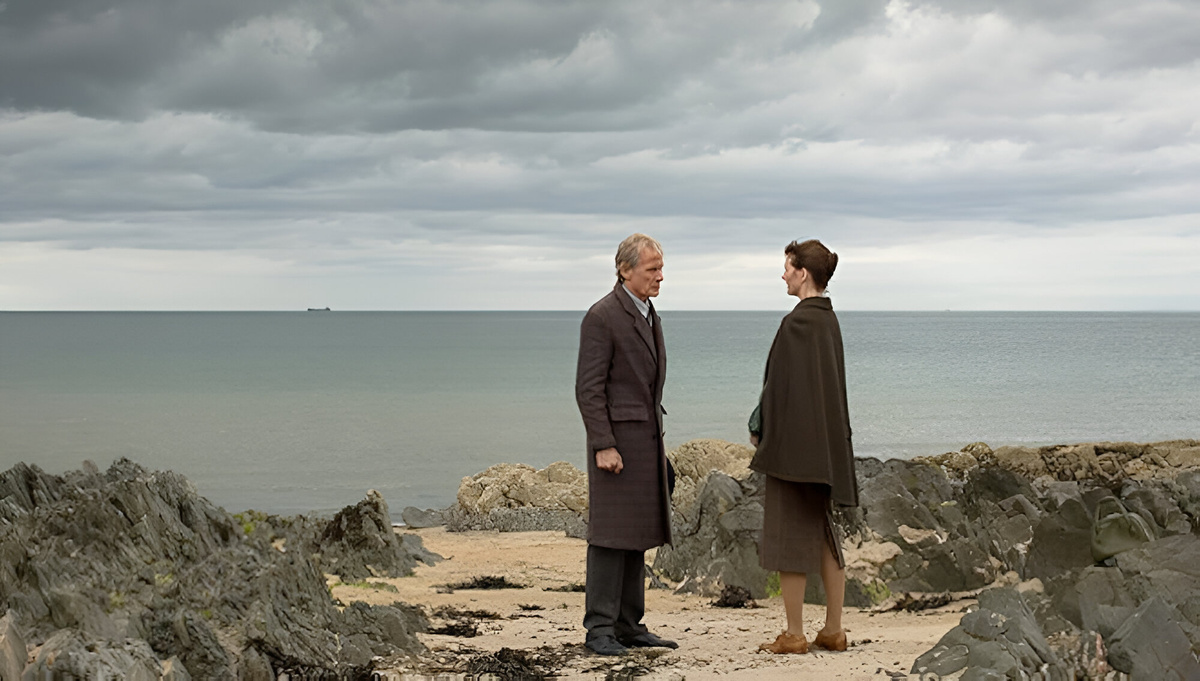 Кадр из фильма «The Bookshop». Режиссер: Изабель Койшет. Производство: A Contracorriente Films, arte, Barcelona Film Commission, Crea SGR, Diagonal TV, Generalitat de Catalunya - Departament de Cultura, Green Films, Instituto de la Cinematografia y de las Artes Audiovisuales, Invest Northern Ireland, Movistar+, Natexis Coficiné, Northern Ireland Screen, ONE TWO Films, Radio Televisión Española (RTVE), Saarländischer Rundfunk (SR), Telecable, Zephyr Films. Прокат: Пионер