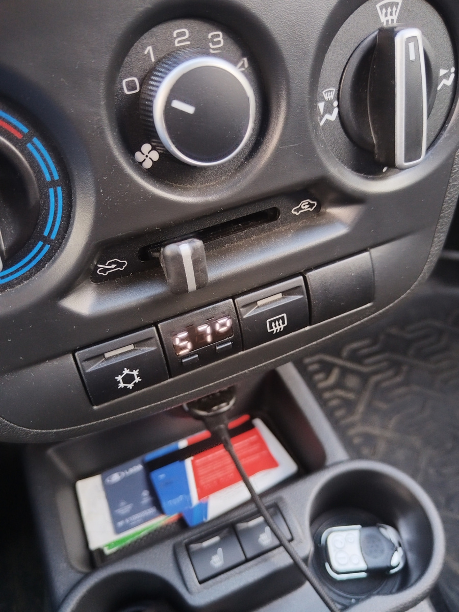 Белая подсветка, в тон основной подсветки салона