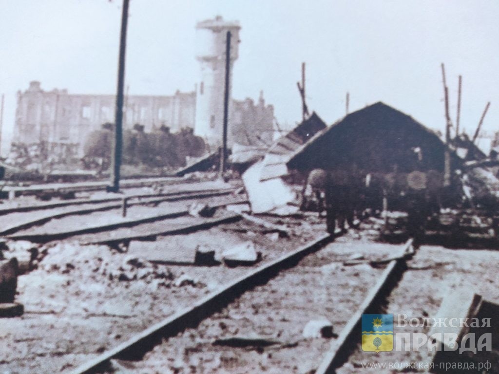 Разбитая железнодорожная станция📷    «Мой герой»: Ирина Романюк из Волжского рассказала про скромный подвиг сталинградского железнодорожника
